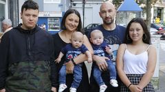 Lorena y Daniel, de 37 a�os, tienen dos hijos adolescentes y dos beb�s