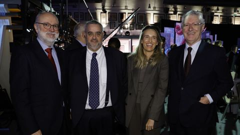 En los extremos, los notarios, Víctor Peón Rama y Francisco Ordóñez Armán, junto a Antonio Platas, abogado, y Carmen Arias Romero, directora de la Fundación Barrié