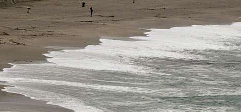La subida de la marea volvi� a reducir la superficie de las playas, aunque no como el viernes.