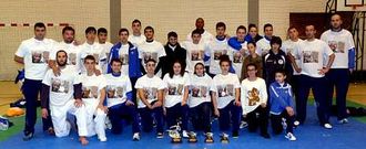 Los integrantes del equipo ribeirense posan con sus trofeos y camisetas alusivas a Mandela.
