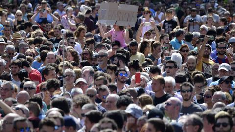 Los ciudadanos espaoles han rendido homenaje a las vctimas con un minuto de silencio en la Plaza de Catalua