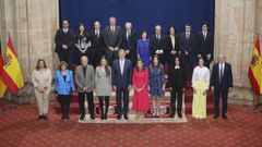 Los reyes posan durante la foto de familia con los galardonados con los premios Princesa de Asturias 2024 de Artes durante una audiencia celebrada este viernes en Oviedo