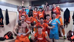 La plantilla burelista, exultante, celebra en los vestuarios del pabell�n de La Fortuna el triunfo cosechado ante el Legan�s