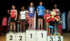 Tres de los medallistas estradenses en el podio de alevines.