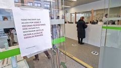 Un cartel con un aviso en el centro de salud de A Parda, en Pontevedra