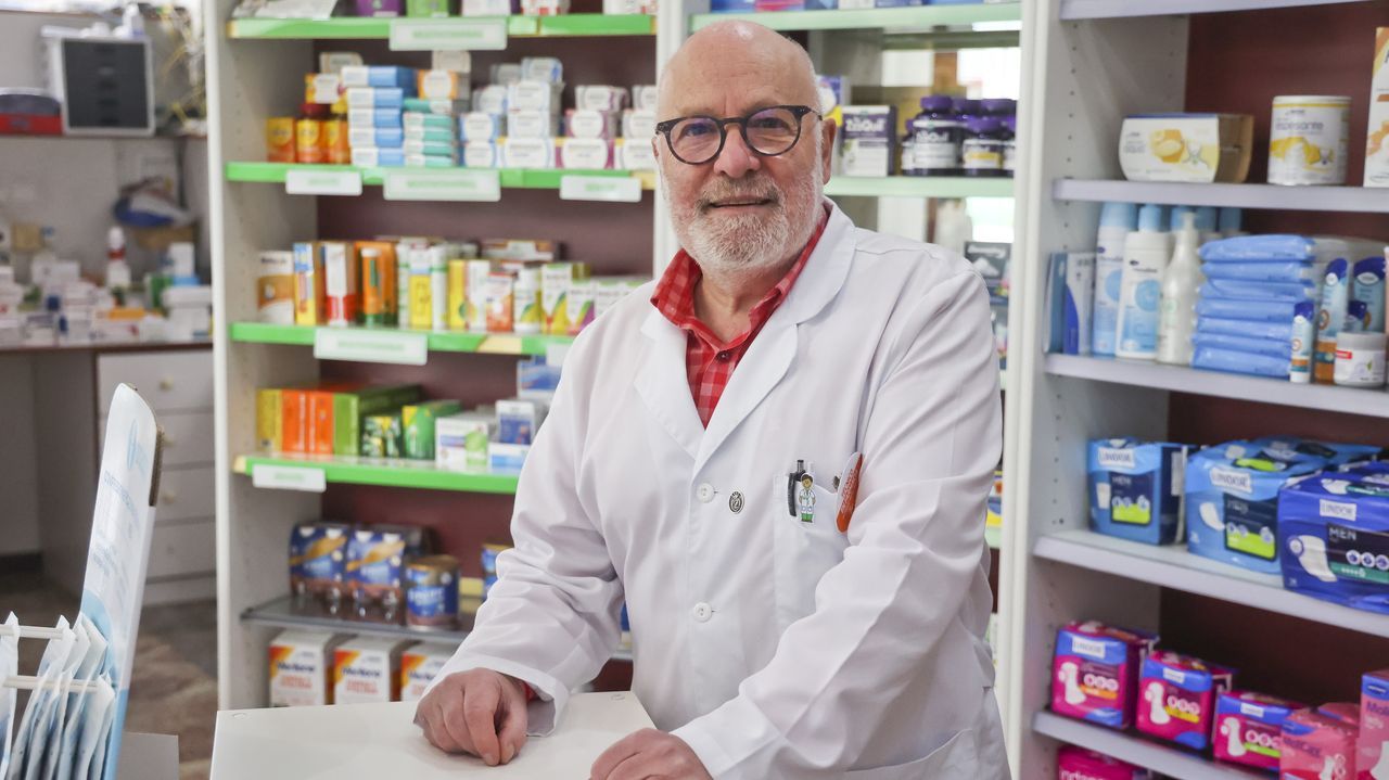 Antonio Ávila del Moral preside la Asociación de Técnicos de Farmacia de Ferrolterra: «Empecé repartiendo medicamentos con una bicicleta, en un almacén en Ferrol»