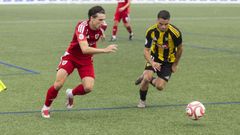 Koke Saiz encarando a un rival durante el encuentro entre el Berganti�os y el Portugalete