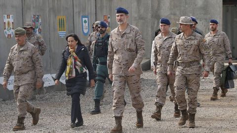 Felipe VI en junio del 2019 en la base de Besmayah, en Irak, acompañado por la ministra de Defensa en aquel momento, Margarita Robles