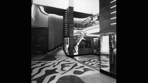 Interior del cine Ayala de Oviedo, que fue proyectado por el arquitecto Juan Vallaure en los a�os 50 del siglo XX