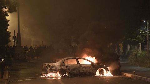 Tercera noche de disturbios en Francia por la muerte de un joven a manos de la polic�a