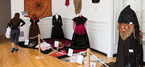 Jos� Aneiros recibi� una placa conmemorativa y una cesta artesanal realizada en el municipio de Cerdido, de manos del alcalde, el socialista Benigno Galego, en homenaje por su centenario. 