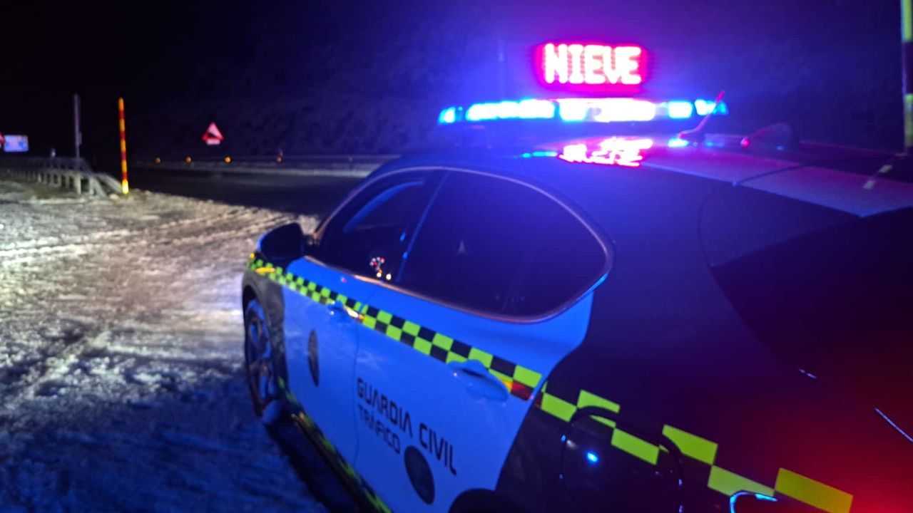 La nieve dificultó de noche la circulación en carreteras secundarias y en la A-52 en Ourense