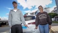 Juan Queiruga y su madre, Raquel Rodr�guez, con su taxi h�brido en Ribeira