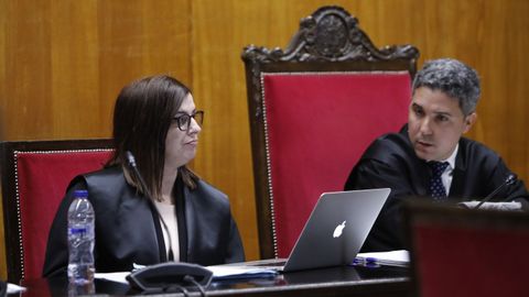 La abogada Sonia Jiménez y el fiscal Miguel Ángel Ruiz, durante el juicio en Ourense