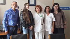 Eloy S�nchez, director asistencial del �rea sanitaria de Ourense, Ver�n y Valdeorras, con el equipo directivo del distrito de Ver�n y la nueva doctora que se encargar� del servicio de Hospitalizaci�n a Domicilio.
