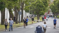 La calle Irmandi�os es una de las m�s frecuentadas para el paseo en Ferrol