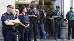 Efectivos de la Guardia Civil y los Mossos d'Escuadra durante el registro realizado