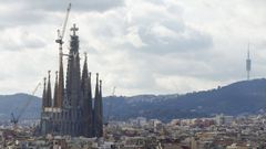 La cruz que corona la Sagrada Familia luce al completo tras la retirada de los andamios que la tapaban durante las obras de instalaci�n.