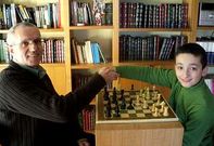 Padre e hijo juegan al ajedrez casi a diario en su casa, un magn�fico entrenamiento para ambos