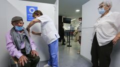 La vacunaci�n en la que se recibe la cuarta dosis contra el coronavirus y tambi�n, si se quiere, la de la gripe empez� hace d�as.