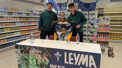 Los jugadores del Racing, Chema Rodr�guez y Andes Gorostidi, con Leyma en supermercados Froiz