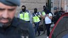 Uno de los dos Charlin Paz detenido este martes saliendo de su vivienda en Vilanova de Arousa pr�xima al puerto.