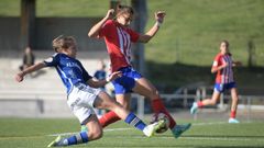 Anina disputa un bal�n durante el Real Oviedo-Atl�tico C