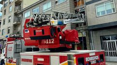 Los bomberos usaron el coche escalera para acceder a la vivienda