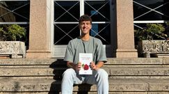 Pablo Crispn, en Santiago, donde estudia Derecho con su libro de poemas