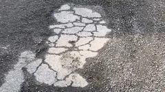 El PSOE de Rianxo afirma que en varios viales que se han asfaltado recientemente han aparecido baches