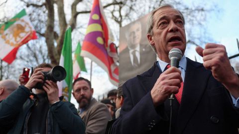 El l�der del partido Reform UK, Nigel Farage, habla mientras los manifestantes sostienen banderas frente a la embajada de Ir�n durante una manifestaci�n en apoyo a las protestas nacionales en Ir�n.