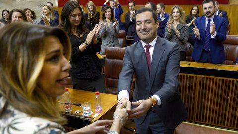 Moreno recibe el saludo de Susana D�az y el aplauso de los diputados del PP tras ser investido.