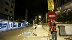Instalaci�n anoche de la se�al de direcci�n prohibida para cortar el trafico en A Mosqueira
