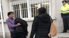 Una persona recog�a este jueves en los juzgados las togas para desinfectar