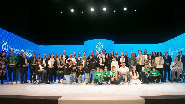 Foto de familia de los galardonados en una nueva edici&oacute;n de los Premios do Deporte da Deputaci&oacute;n da Coru&ntilde;a.