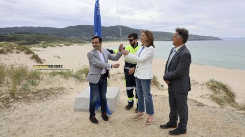 Momento del izado de la bandera azul en Donios, celebrado este jueves.