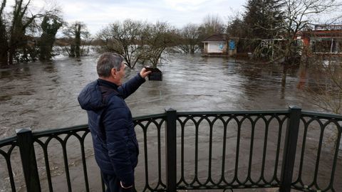 El r�o Umia desbordado a su paso por Cabanelas