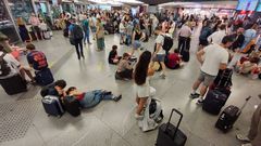 Cientos de personas esperan la salida de su tren en la estacin de Atocha de Madrid