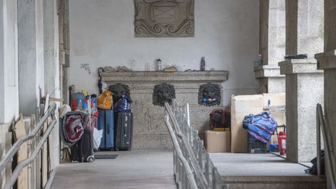 Personas sin techo ocupan parte de los soportales de Correos para dormir y pasar el día.