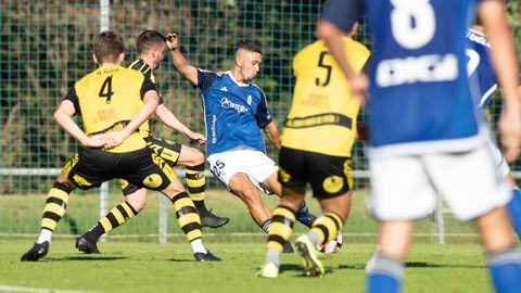 Cheli marca el gol de la victoria del Vetusta ante el Cay�n