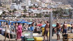 Turistas disfrutan del sol en la playa de las Vistas, situada en el municipio de Arona en Tenerife, uno de los principales n�cleos tur�sticos de la isla