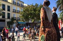 Los cocos, en un alto ayer en la plaza de San Roque, que muchos aprovechan para hacer fotos. 
