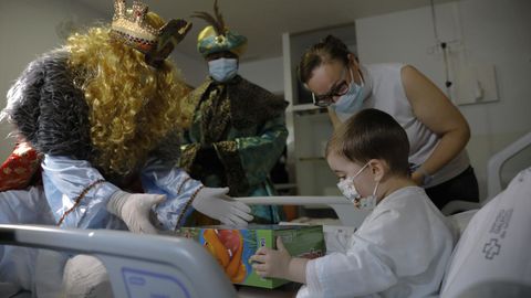 Los Reyes Magos tambin llevaron regalos a los menores ingresados en el materno