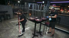 Los due�os de un pub de Ferrol prepar�ndose para el cierre hace unos meses