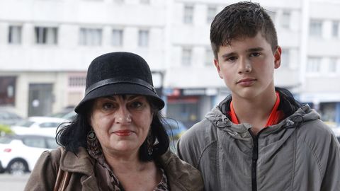 Cruz L�pez, mutualista de Muface, con su hijo