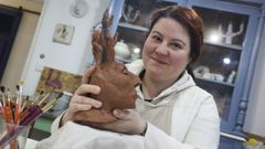 Martina, en el taller que mont en el bajo de su vivienda, con una de sus piezas