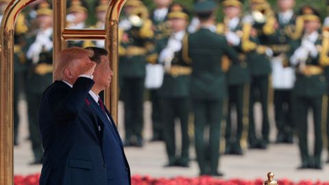 Trump y Xi atienden a los himnos en la ceremonia de bienvenida en el Gran Palacio del Pueblo.