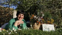 Rosal�a Berm�dez posa en el parque de Belv�s con un libro que empez� a crecer all� mismo y que esta tarde presenta en la librer�a Couceiro. �7 Herbas m�xicas�, ilustrado por Nanda Cabaleiro, fue publicado a finales del 2021 y en su primera presentaci�n en Santiago (en Lila de Lilith) �quedouse xente f�ra, polo que ti�amos que repetir na cidade convocatoria�, dicen.
