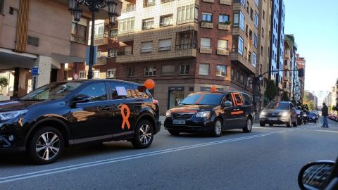 asturias protesta ley celaa educacion concertada.Veh�culos en la protesta contra la nueva ley de educaci�n, en Oviedo