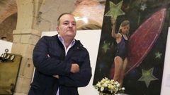 Lamas, junto al retraro de Surferina, uno de los personajes del libro �Puerto Chocolate�